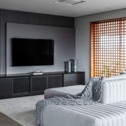 Erica Salguero Arquitetura Modern Çıtalı Antrasit TV Ünitesi Tasarımı