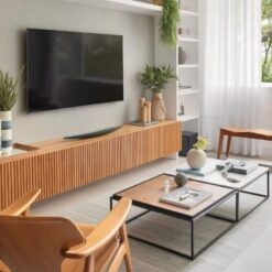Fernanda Medeiros Arquitetura Modern Çıtalı TV Ünitesi ve Minimal Duvar Tasarımı
