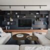 KANDO ARCHITECTS Modern Asimetrik Raflı Siyah TV Ünitesi KANDO ARCHITECTS Modern Asimetrik Raflı Siyah TV Ünitesi