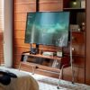 Kahverengi Masif Ahşap Metal Kombinli 130x56x123 cm Tekerlekli TV Standı – 81424 Kahverengi Masif Ahşap Metal Kombinli 130x56x123 cm Tekerlekli TV Standı – 81424